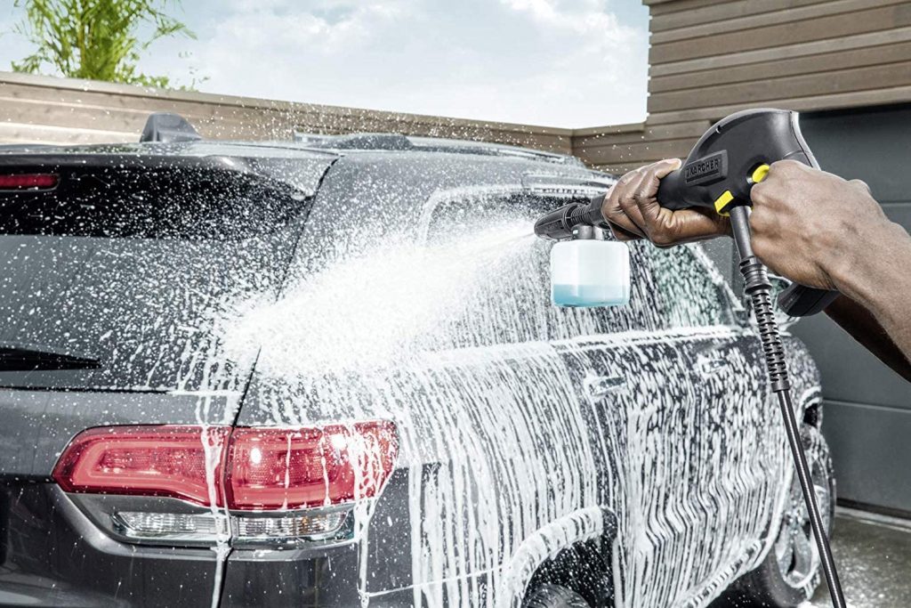 Nettoyer une voiture avec un nettoyeur haute pression