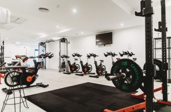 première fois à la salle de sport : par où commencer ?